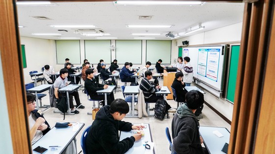 2025학년도 대학수학능력시험일인 지난해 11월 14일 서울 종로구 경복고등학교에서 수험생들이 시험 시작을 기다리고 있다. 사진공동취재단