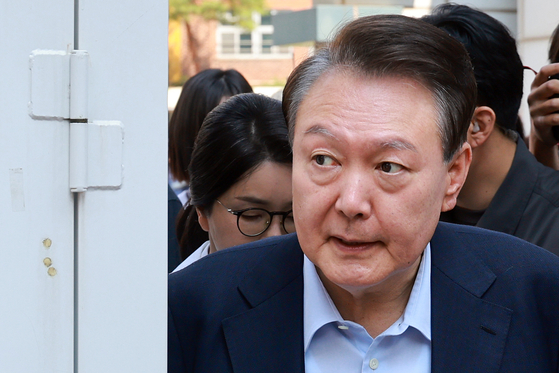 윤석열 전 대통령과 김건희 여사가 제 21대 대통령 선거일인 3일 오전 서울 서초구 원명초등학교에 마련된 서초4동 제3투표소에서 투표를 마치고 이동하고 있다. 뉴스1