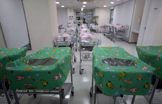 서울 시내 병원의 신생아실. 연합뉴스