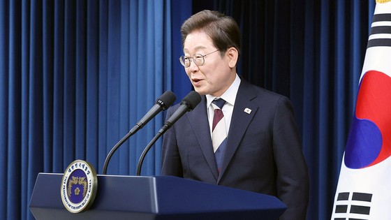 이재명 대통령이 지난 4일 서울 용산구 대통령실 브리핑룸에서 국무총리 후보자, 대통령 비서실장 등 첫 인선 발표를 하기 위해 입장하고 있다. 대통령실사진기자단