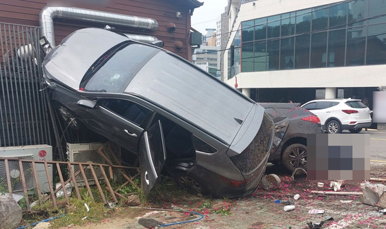 부산의 한 마트 주차장에서 8일 오전 9시 10분쯤 만취 상태로 운전대를 잡은 60대 남성이 주변 차량과 외벽을 잇달아 들이받는 사고를 낸 현장 모습. 사진 부산경찰청
