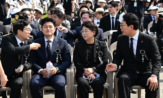 더불어민주당 박찬대 당 대표 권한대행 겸 원내대표(왼쪽부터), 국민의힘 김용태 비상대책위원장, 조국혁신당 김선민 당 대표 권한대행, 개혁신당 천하람 원내대표 겸 당 대표 권한대행이 6일 서울 동작구 국립서울현충원에서