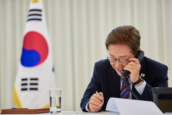 이재명 대통령이 6일 밤 한남동 관저에서 도널드 트럼프 미국 대통령과 전화 통화를 하고 있다. 대통령실 제공.