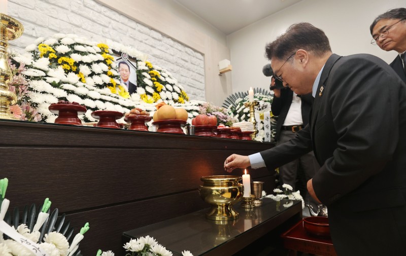 故<b>김충현</b>씨 빈소 찾은 우원식 "일하다 죽지 않는 사회 만들겠다"