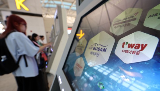  인천국제공항 제1여객터미널 출국장 셀프 체크인 키오스크에 저비용항공사(LCC) 체크인이 안내되고 있다. 연합뉴스