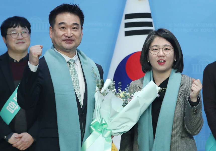 지난해 2월 15일 당시 용혜인 새진보연합 상임선대위원장(오른쪽)이 서울 여의도 국회 소통관에서 열린 새진보연합 2호 인재 영입 발표 기자회견에서 최혁진 전 문재인정부 사회경제비서관과 기념촬영을 하고 있다. 뉴스1