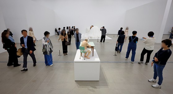 2030 이끌고 4050 뒤따른다…30만명이 ‘론 뮤익 앓이’