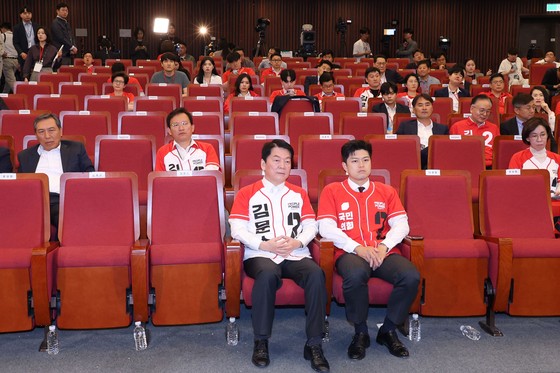 김용태 국민의힘 비상대책위원장과 안철수 당시 공동선대위원장(앞줄 오른쪽부터)이 9일 서울 여의도 국회 도서관에 마련된 국민의힘 개표 상황실에서 제21대 대통령선거 방송3사 출구조사 결과를 지켜본 뒤 자리를 지키고 있