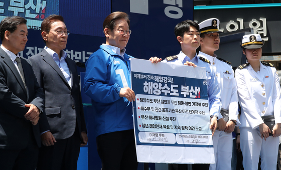 이재명 대통령이 대선 후보 시절인 지난달 14일 부산 부산진구 서면에서 열린 집중유세에 참석, 전국해운노조협의회·해양대학생 대표들과 협약식에 서명 후 포즈를 취하고 있다. 김성룡 기자. 2025.05.14.