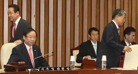 사개특위 전체회의.이주영 위원장,주성영 한나라당간사,김동철 민주당 간사,이귀남 법무장관,박일환 법원행정처장 출석