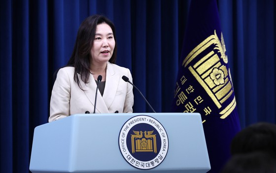 강유정 대통령실 대변인이 8일 서울 용산구 대통령실 청사에서 브리핑룸 개선 관련 브리핑을 하고 있다. 뉴스1