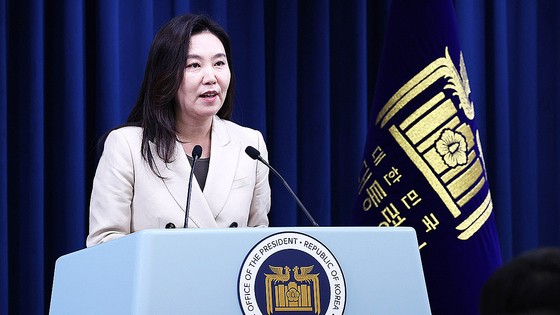 강유정 대통령실 대변인이 8일 서울 용산구 대통령실 청사에서 브리핑룸 개선 관련 브리핑을 하고 있다. 뉴스1