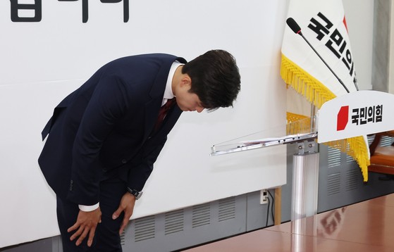 국민의힘 김용태 비상대책위원장이 8일 국회에서 열린 현안관련 기자회견을 마친 뒤 인사하고 있다. 연합뉴스