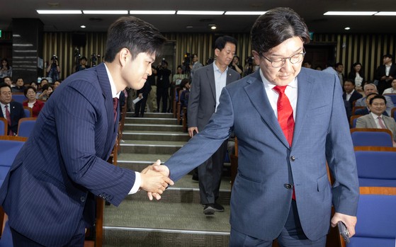 사퇴를 표명한 권성동 국민의힘 원내대표가 9일 오후 국회에서 열린 의원총회에 참석해 김용태 비대위원장과 악수하고 있다. 전민규 기자 