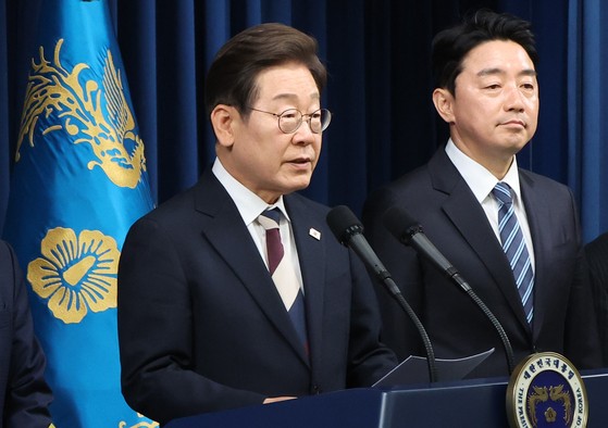 이재명 대통령이 지난 4일 서울 용산 대통령실 청사에서 열린 인사브리핑에서 새 정부 첫 인사 발표를 하고 있다. 오른쪽은 강훈식 비서실장. 당시 이 대통령은 "용산 사무실이 무덤 같다. 황당 무계하다"는 입장을 밝혔