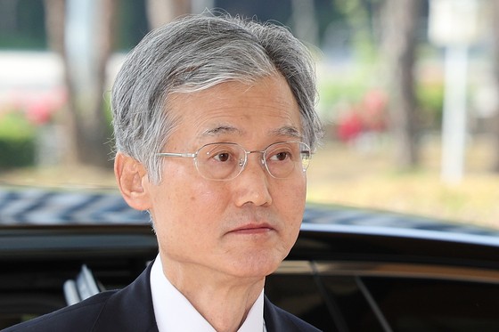 지난 26일 대법원으로 출근하던 조희대 대법원장의 모습. 조 대법원장은 대법관 시절 2020년 문체부 블랙리스트 대법원 전원합의체 판결 당시 문재인 정부가 특검에 넘겼던 청와대 캐비닛 문건은 위법 수집 증거라 판단했