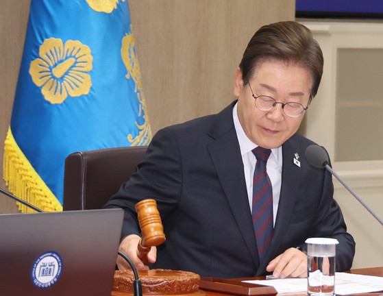 이재명 대통령이 10일 서울 용산 대통령실에서 국무회의를 주재하며 의사봉을 두드리고 있다. 연합뉴스