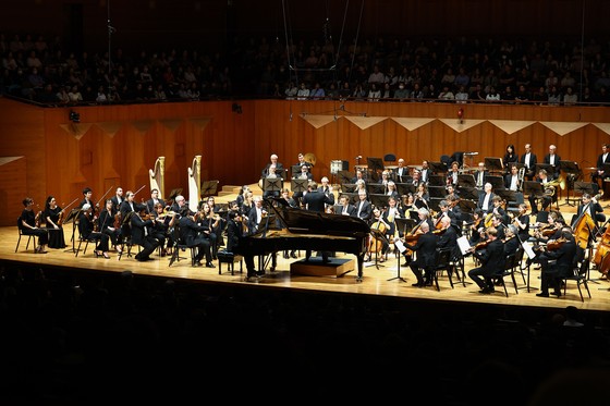 중앙일보 창간 60주년 음악회가 10일 오후 서울 서초구 예술의전당 콘서트홀에서 열렸다. 이날 피아니스트 임윤찬이 클라우스 메켈레가 지휘하는 파리 오케스트라와 협연했다. 김종호 기자