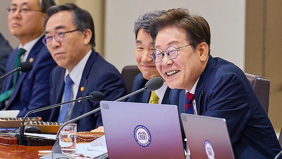 이재명 대통령이 지난 5일 서울 용산 대통령실 청사 국무회의실에서 김밥을 먹으며 국무회의를 하고 있다. [사진 대통령실]