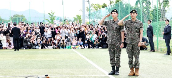 [사진] BTS RM·뷔 “전역 신고합니다”