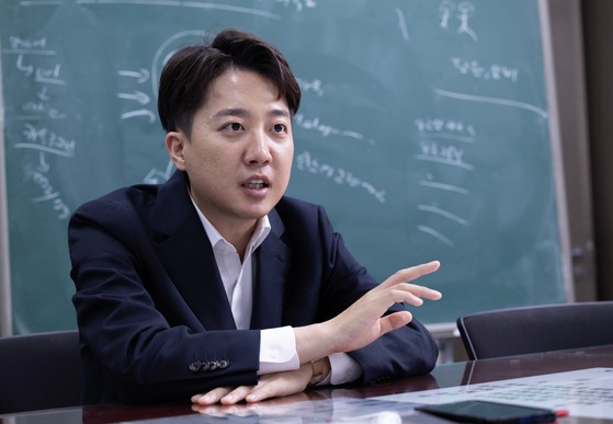 이준석 의원은 “여의도를 지배해 온 586세대의 기득권 정치에 가로막혀 온 2030 세대를 대변하기 위해 대선에서 완주한 결과 미래형 개혁보수의 가능성을 확인했다”며 “7월 전당대회에서 대표직 출마를 고민 중”이라고