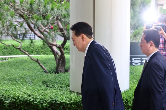 윤석열 전 대통령이 9일 서울중앙지방법원에서 열린 내란 우두머리 혐의·직권남용 권리행사 방해 혐의 사건 6차 공판에 출석하기 위해 차에서 내리고 있다. 사진공동취재단