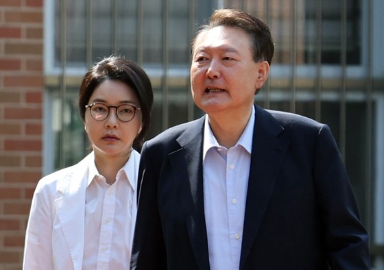 윤석열 전 대통령과 김건희 여사가 제 21대 대통령 선거일인 3일 오전 서울 서초구 원명초등학교에 마련된 서초4동 제3투표소에서 투표를 하기위해 이동하고 있다. 뉴스1