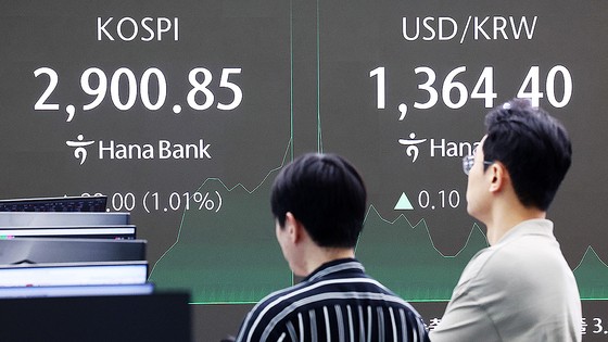  11일 오전 서울 중구 하나은행 딜링룸 전광판에 개장 시황이 나오고 있다. 이날 코스피는 오전 9시 5분 기준 전 거래일 대비 14.32포인트(0.50%) 오른 2,886.17, 코스닥은 4.85포인트(0.63%)