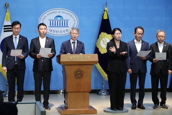 더불어민주당 장경태(왼쪽부터)·김용민·민형배·강준현·김문수 의원이 11일 서울 여의도 국회 소통관에서 검찰청법 폐지법안, 공소청 신설법안 등 검찰개혁을 위해 발의한 법안들에 대해 설명하고 있다. 연합뉴스