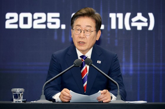 이재명 대통령이 11일 서울 영등포구 여의도 한국거래소(KRX) 통합관제센터에서 열린 불공정거래 근절을 위한 시장감시본부 실무 직원들과의 현장 간담회에서 모두 발언을 하고 있다. 대통령실사진기자단