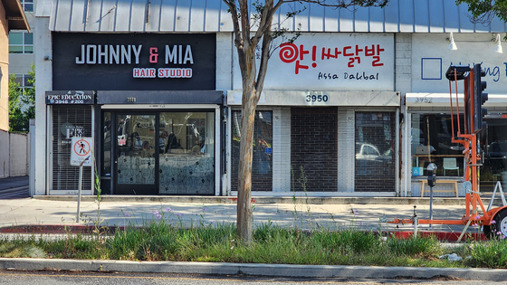 현지시간 10일(현지시간) 미국 캘리포니아 로스앤젤레스(LA) 한인타운에 위치한 한 한인 식당의 문이 닫혀 있다. 트럼프 행정부가 한인 상점에서 종사해온 라틴계 이민자들에 대한 대대적 체포 작전을 벌이면서 영업을 하