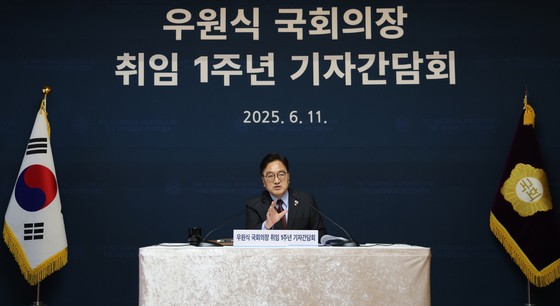 우원식 국회의장이 11일 서울 여의도 국회 사랑재에서 열린 취임 1주년 기자간담회에서 기자들의 질문에 답하고 있다. 국회사진기자단