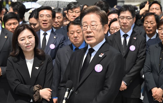 18일 광주 북구 5·18 민주묘지에서 이재명 더불어민주당 대선 후보가 제45주년 5·18 민주화운동 기념식에 참석한 뒤 기자회견을 하고 있다. 이날 이 후보는 개헌 공약을 발표했다. 국회사진기자단