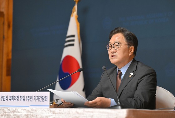 우원식 국회의장이 11일 서울 여의도 국회 사랑재에서 열린 취임 1주년 기자간담회에서 취재진의 질의에 답하고 있다. 국회사진기자단