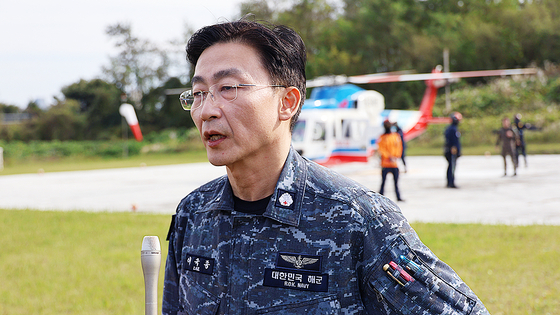 이국종 국군대전병원장이 지난해 10월25일 오후 대전 유성구 국군대전병원에서 열린 합동 응급환자 헬기 이송훈련에 직접 참여해 신속한 헬기 이송의 필요성을 설명하고 있다. 연합뉴스
