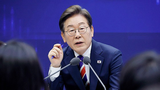 이재명 대통령이 11일 서울 영등포구 여의도 한국거래소(KRX) 통합관제센터에서 열린 불공정거래 근절을 위한 시장감시본부 실무 직원들과의 현장 간담회에서 모두 발언을 하고 있다./2025.06.11 대통령실사진기자단