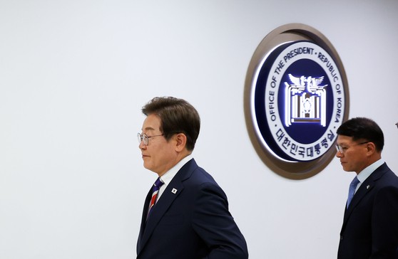  이재명 대통령이 11일 서울 용산 대통령실 기자식당에서 식사를 마치고 출입기자들과 인사를 나눈 뒤 집무실로 향하고 있다. 대통령실사진기자단