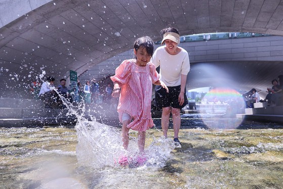 [사진] ‘첨벙첨벙’ 청계천 복원 20주년