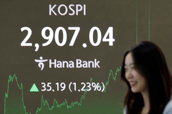 이재명 대통령이 한국거래소를 방문한 11일 코스피가 2907.04를 기록했다. 사진은 이날 하나은행 딜링룸의 주가 현황판. [뉴시스]