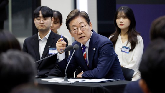 이재명 대통령이 11일 서울 영등포구 한국거래소에서 주식시장 불공정 거래 근절을 위한 현장 간담회를 주재하고 있다. [사진 대통령실사진기자단]