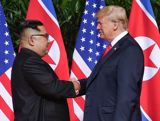 2018년 6월 12일 도널드 트럼프 미국 대통령(오른쪽)과 김정은 북한 국무위원장이 싱가포르 센토사섬에 위치한 카펠라 호텔에서 만나 악수를 하고 있다. 연합뉴스