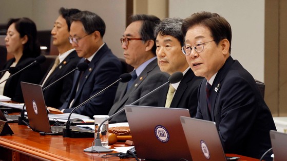 이재명 대통령이 10일 서울 용산구 대통령실 청사에서 열린 국무회의에서 모두 발언을 하고 있다. 대통령실사진기자단