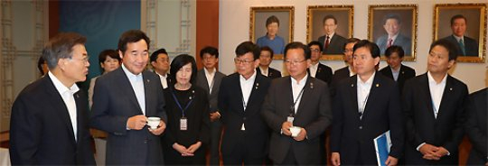 문재인 대통령이 2017년 6월 27일 첫 국무회의를 주재하기에 앞서 국무위원들과 차담회를 갖고 있다. 문 대통령 오른쪽으로 현 정부에서 임명된 이낙연 국무총리, 피우진 국가보훈처장, 김상조 공정거래위원장, 김부겸 