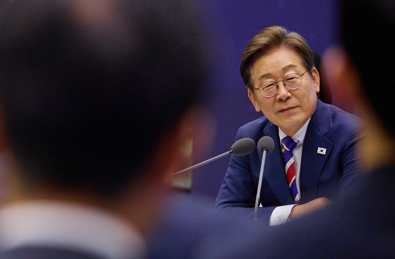 이재명 대통령이 지난 11일 서울 영등포구 한국거래소에서 열린 주식시장 불공정거래 근절을 위한 현장 간담회에서 참석자의 질문을 경청하고 있다. 뉴스1