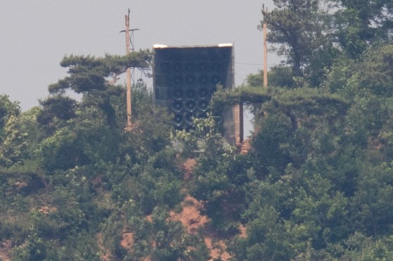 북한의 오물풍선에 대응한 대북전단 살포,와 확성기 가동 등으로 남북간 긴장이 고조되는 가운데 지난해 6월 인천 강화군 송해면 당산리에서 바라본 북한 황해도 개풍군 야산에 북한의 대남 확성기로 보이는 구조물이 설치되어