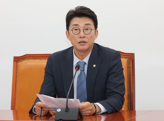 노종면 더불어민주당 원내대변인이 12일 국회에서 '3대 특검' 후보 추천 관련 브리핑을 하고 있다. 연합뉴스