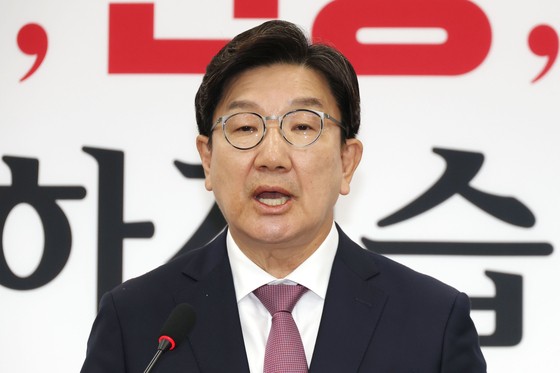 <b>권성동</b> "尹 <b>계엄</b>은 위법…대단히 잘못, 지금도 이해 안 돼"
