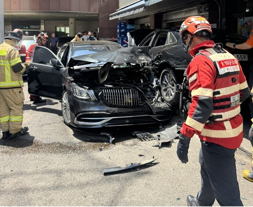 강남에서서 80대가 몰던 승용차가 한 식당으로 돌진했다. 사진 강남소방서