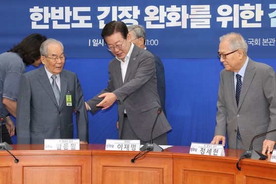 이재명 대통령이 더불어민주당 대표를 지낸 지난해 6월 '한반도 긴장 완화를 위한 긴급 간담회'를 주재하기 전 모습. 정세현 전 통일부 장관(오른쪽)은 대선 기간 이 대통령의 외교 자문그룹 글로벌책임강국 위원회에서 활