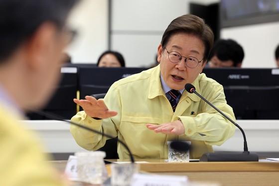 이재명 대통령이 수해(장마) 대비 홍수 예·경보 시스템 현장 점검을 위해 12일 서울 서초구 환경부 한강홍수통제소를 방문해 회의를 진행하고 있다. 대통령실